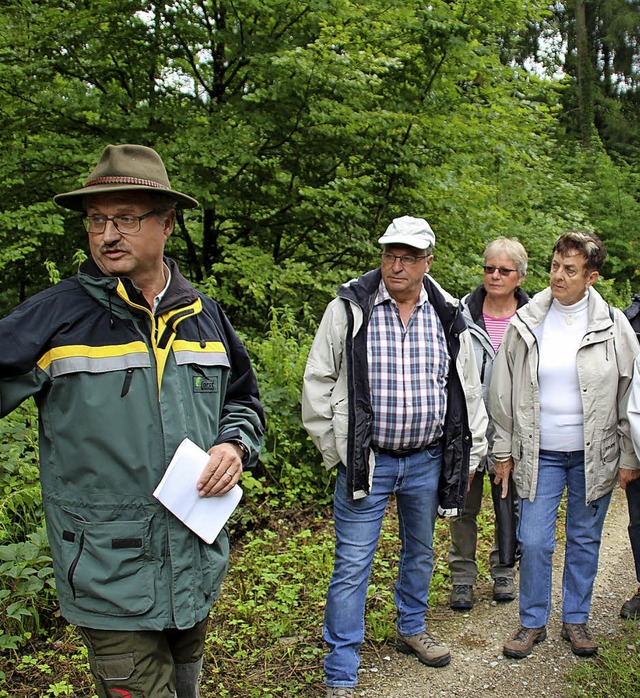 Revierleiter Gerd Fricker (links) mach... interessierten Teilnehmern auf Tour.   | Foto: Archiv: Rolf Reimann