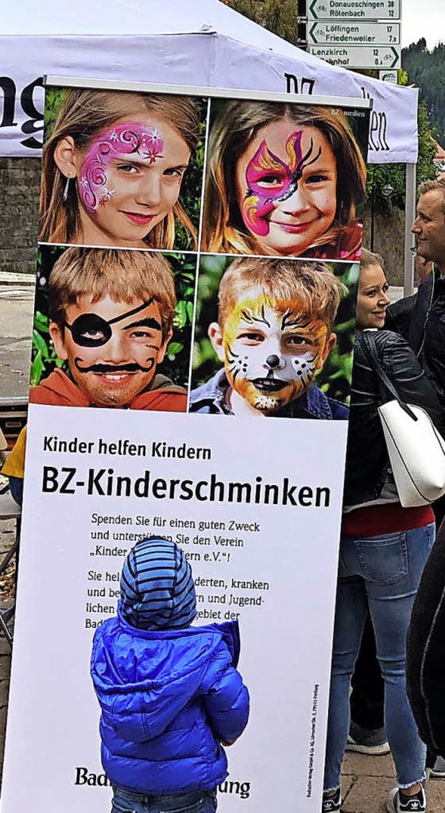 Hmmmh, wie lasse ich mich  schminken? ...n &#8222;Kinder helfen Kindern&#8220;.  | Foto: Svenja Strk