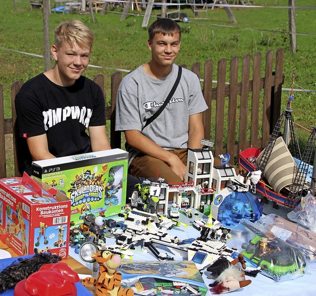 Das Lego muss weg: Kalle und Matti Mhwald misten aus.   | Foto: Cremer