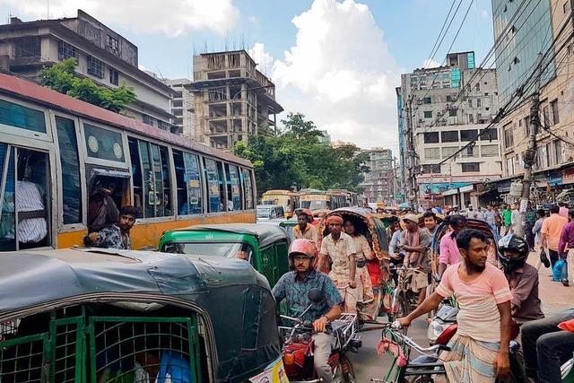 Auf den Straen von Dhaka gibt es tglich Stau, der die Stadt lahm legt