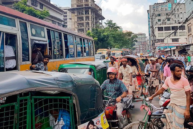 Wer sich auf die Straen Dhakas begibt...chnen, stundenlang stecken zu bleiben.  | Foto: dpa
