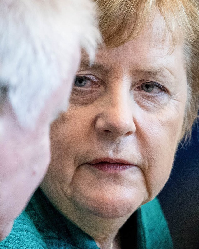 Angela Merkel im Gesprch mit Horst Se... fr Kauders Wiederwahl ausgesprochen.  | Foto: dpa