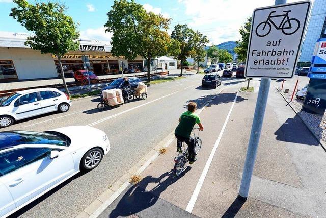 Radfahrer drfen jetzt auch auf der Strae fahren – trotz Fahrradweg