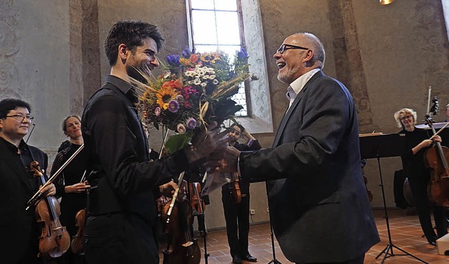 Nach den virtuosen Darbietungen des St...n Bozovic (links) einen Blumenstrau.   | Foto: Bianca Flier