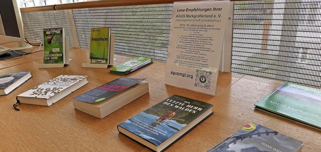 Die AGUS ist auch in der Umweltbildung...n Tisch mit Literatur zu Umweltthemen.  | Foto: Dorothee Philipp