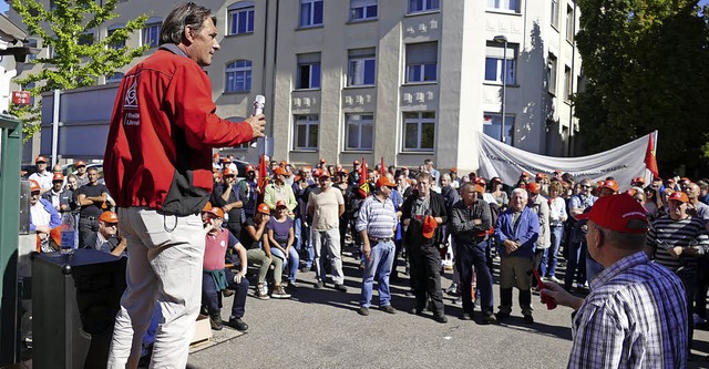 Thomas Bittner von der IG Metall sprac...haft der KBC und rief zu Aktionen auf.  | Foto: Sabine Ehrentreich