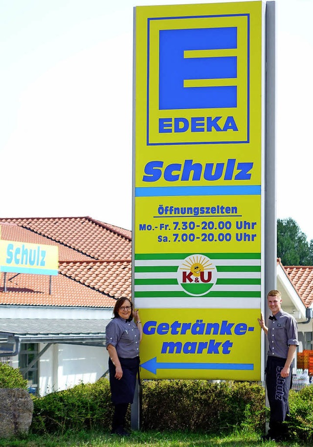 Marktleiterin Claudia Mutter und Alexander Kaiser vor dem Edeka-Markt in Grwihl  | Foto: Theresa Trndle