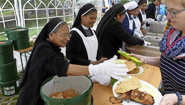 Beim Pfarrfest boten die Schwestern de...n Heimat an, das viele Abnehmer fand.   | Foto: E. Gro