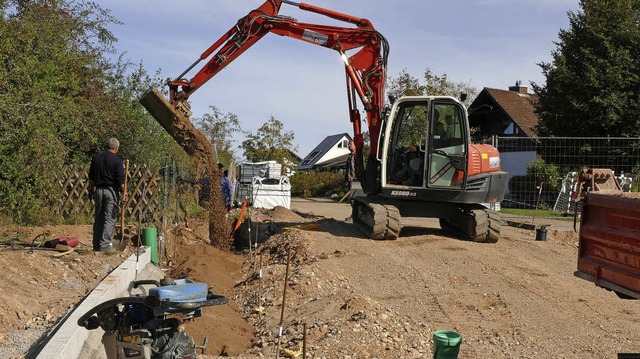 Fr die Erschlieung des neuen Baugebi...eits die verlegten Kabel eingesandet.   | Foto: Martin Wunderle