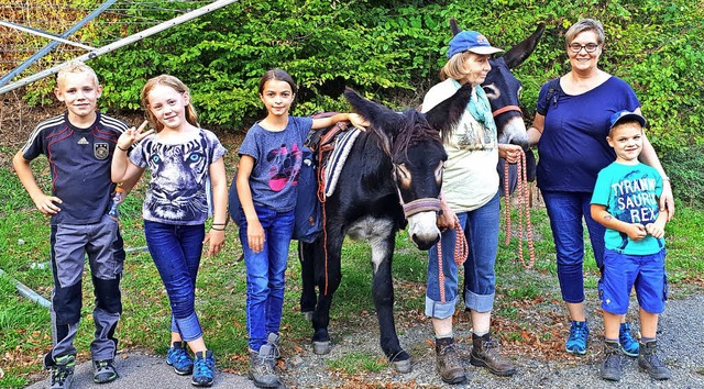 Mit Eseln wanderte die Gruppe zur Klei...hichte des Schwarzwalds erzhlt wurde.  | Foto: privat