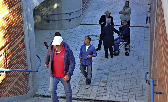 Die Teilnehmer der Erffnungsfeier und... gingen sofort durch die Unterfhrung.  | Foto: Rolf Reimann