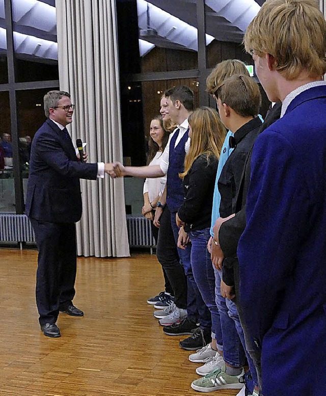 Per Handschlag verpflichtet Tobias Benz die Mitglieder.   | Foto: Pichler