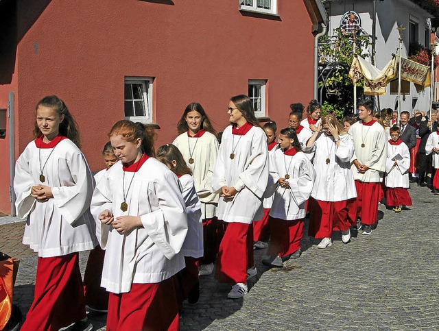 Zahlreiche Glubige nahmen an der Patroziniumsprozession in Oberbergen teil.   | Foto: Herbert Trogus