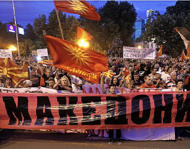 Wollen keinen Kompromiss mit Griechenland: Demonstranten im Juni in Skopje.   | Foto: dpa