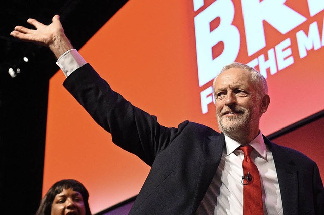Labour-Chef Jeremy Corbyn lie sich nach seiner Rede in Liverpool feiern.   | Foto: AFP