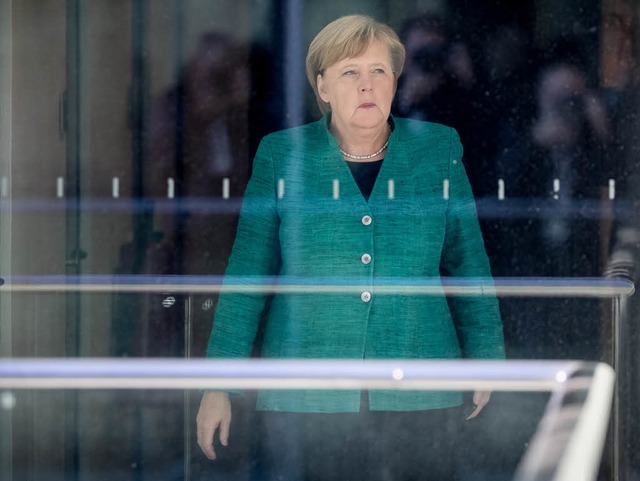 Angela Merkel hat mit  Fraktionschef V...rauten parlamentarischen Arm verloren.  | Foto: dpa