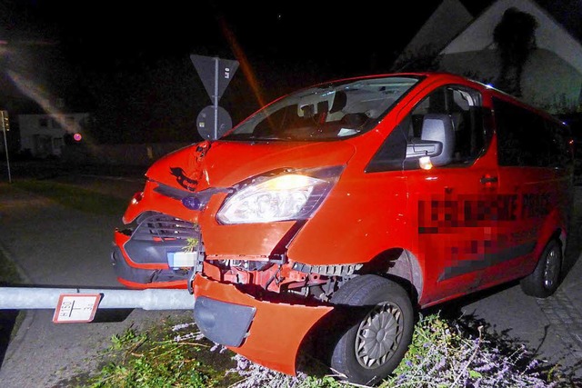 Nach einer rasanten Fahrt landete der Autofahrer an einem Laternenpfahl.  | Foto: Polizei