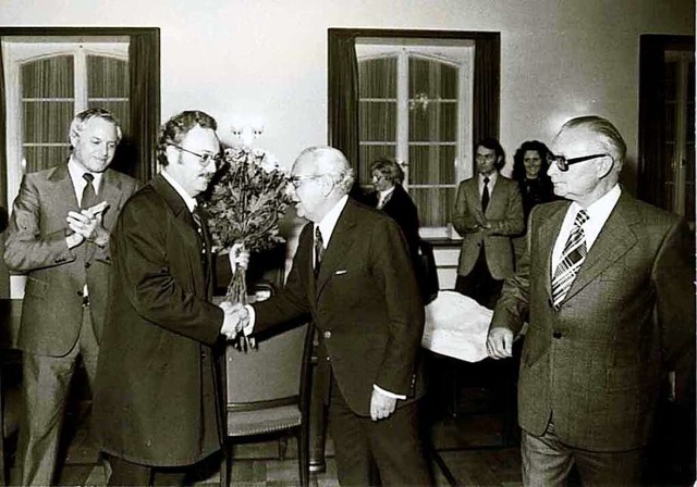Karl Heitz (Mitte) gratuliert 1975 sei...zur OB-Wahl. Rechts Rudolf Mobrugger.  | Foto: stadtarchiv
