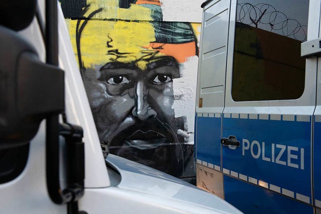 Mit Polizeihilfe wurde das Graffito  v...r mitten in Berlin erschossen worden.   | Foto: DPA