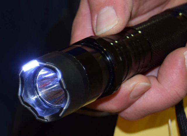 Mit Taschenlampen wurde SOS gesendet &#8211; erfolgreich  | Foto: Eidgenssische Zollvewaltung