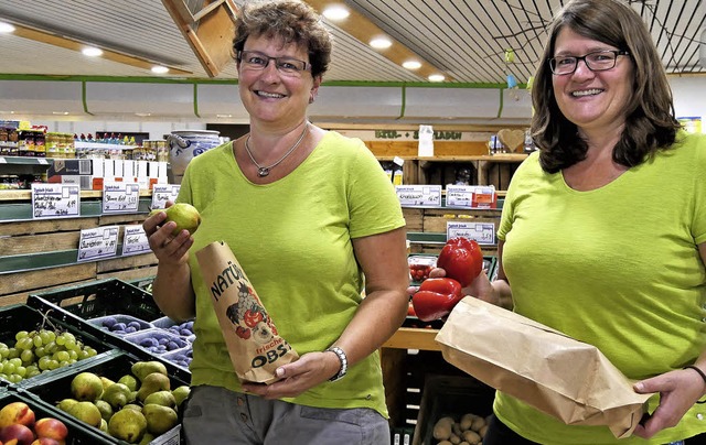 Daniela Klausmann (links) und Birgit K... und Gemse nun auf Tten aus Papier.   | Foto: Jrn Kerckhoff