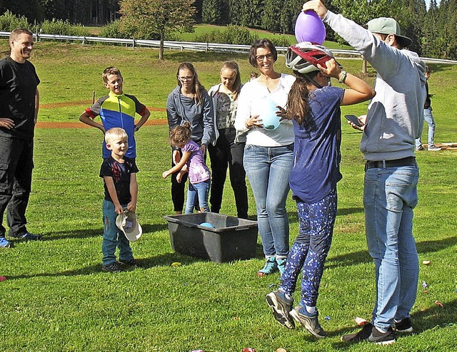 Hochspringen und den Ballon zum Platze...nes der Spiele beim Ski Club  Waldau.   | Foto: Heiko beha