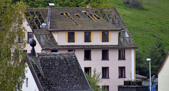 Der Abriss des  Gasthaus Lwen an der ...ger Strae in Lenzkirch hat begonnen.   | Foto: Manfred-G. Haderer