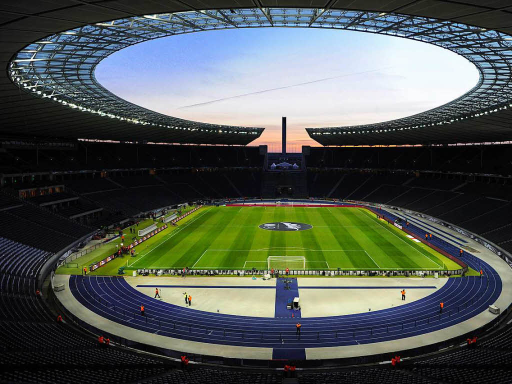 Berlin (70 033 Zuschauer): Am Olympiastadion fhrt kein Weg vorbei. Die historische Arena war schon Finalort bei der WM 2006.