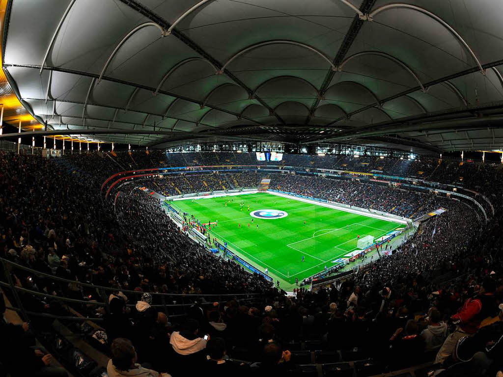 Frankfurt (48 057): Die Arena gleich neben der DFB-Zentrale kam nur auf Rang zehn, das reichte gerade noch so zum EM-Kandidaten.