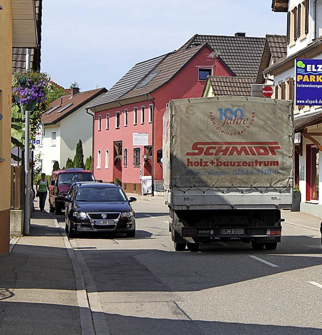 Parkende Autos verlangsamen den Verkehr in der Karl-Friedrich-Strae in Rust.  | Foto: Mutz