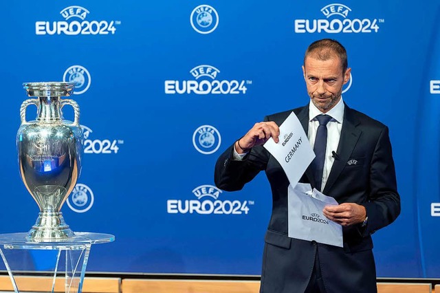 Im Moment, als Uefa-Prsident Aleksand...Deutschland ist Ausrichter der EM 2024  | Foto: dpa
