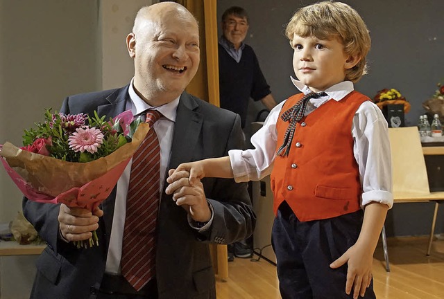 Groer Mann und kleiner Mann: Blumenda...ten Mitglied  der Kindertrachtengruppe  | Foto: Steckmeister