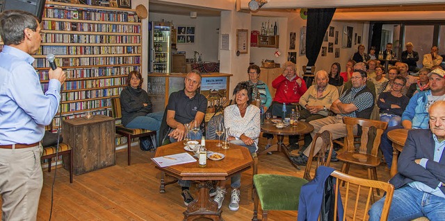 Bruno Metz (links) im Gesprch mit Brgern in Gallaghers Nest in Mnchweier.  | Foto: Olaf Michel