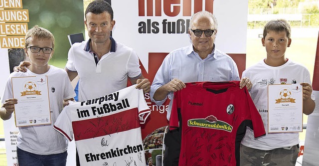 Urkunden fr das Team: Marco Federer, ...C Freiburg) und Theo Spth (von links)  | Foto: Baden-Wrttemberg-Stiftung