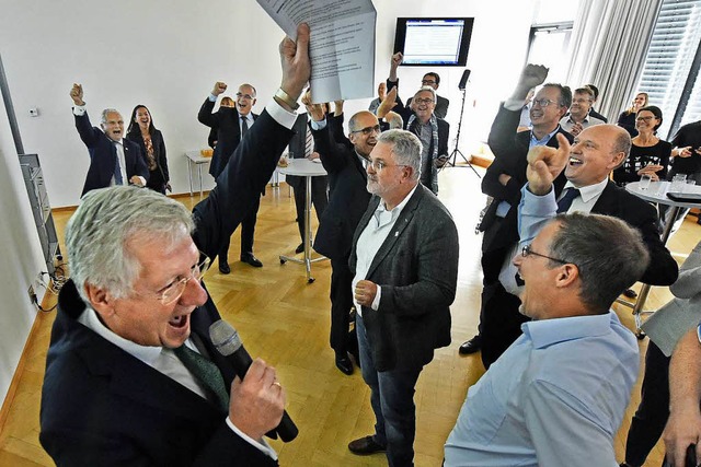 Moment der Entscheidung: Unirektor Han... Schiewer (links) jubelt mit Kollegen.  | Foto: Michael Bamberger