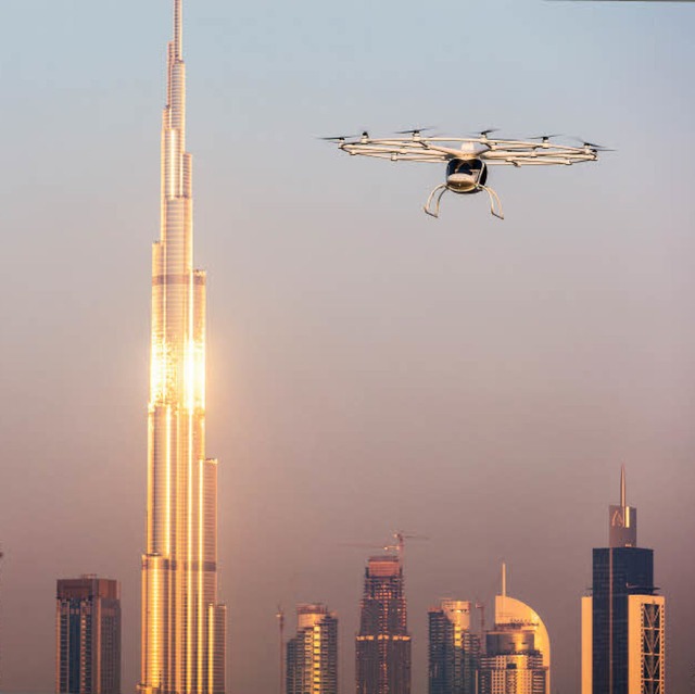 Ein Volocopter whrend eines Testflugs in Dubai. Unten der Lilium Jet.   | Foto: Nikolay Kazakov/Lilium