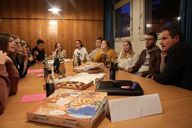 Plausch bei Pizza und Getrnken: Die B...lten sich den Fragen der Jugendlichen.  | Foto: Anja Bertsch