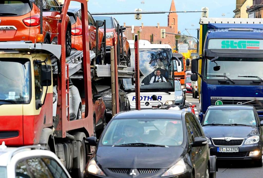 Bis zu 40.000 Fahrzeuge tglich rollen ber die B31.  | Foto: Ingo Schneider