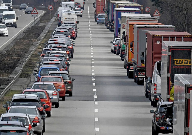 Vorbildlich: Fahrer von Personenwagen ... auf der Autobahn eine Rettungsgasse.   | Foto: Holger Hollemann (dpa)