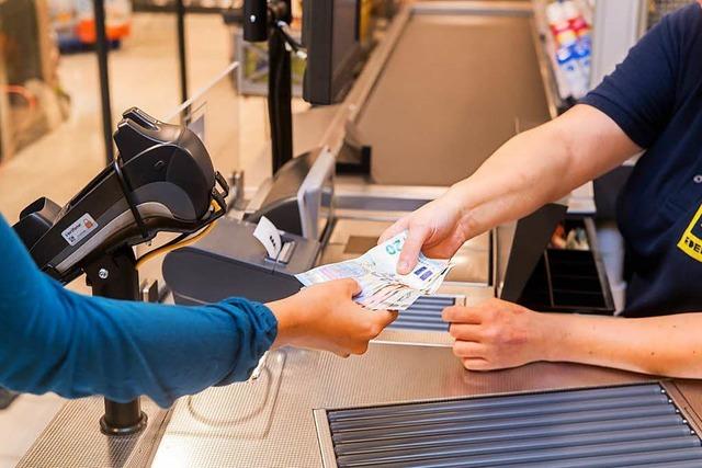 So kann man im Supermarkt beim Einkaufen Bargeld abheben