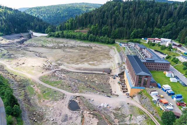 Das entleerte Schwarzabecken, rechts das Kraftwerk Husern  | Foto: Schluchseewerk