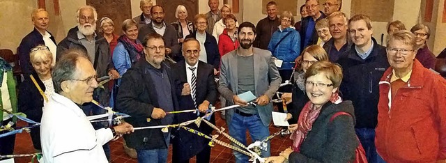 Ein Friedensnetz knpften die Teilnehm...orraum der evangelischen Stadtkirche.   | Foto: Privat