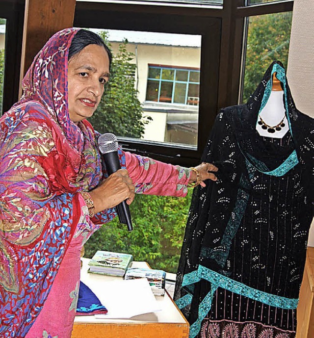 Rubina Kausar beschrieb die pakistanische  Festkleidung.  | Foto: Roland Gutjahr