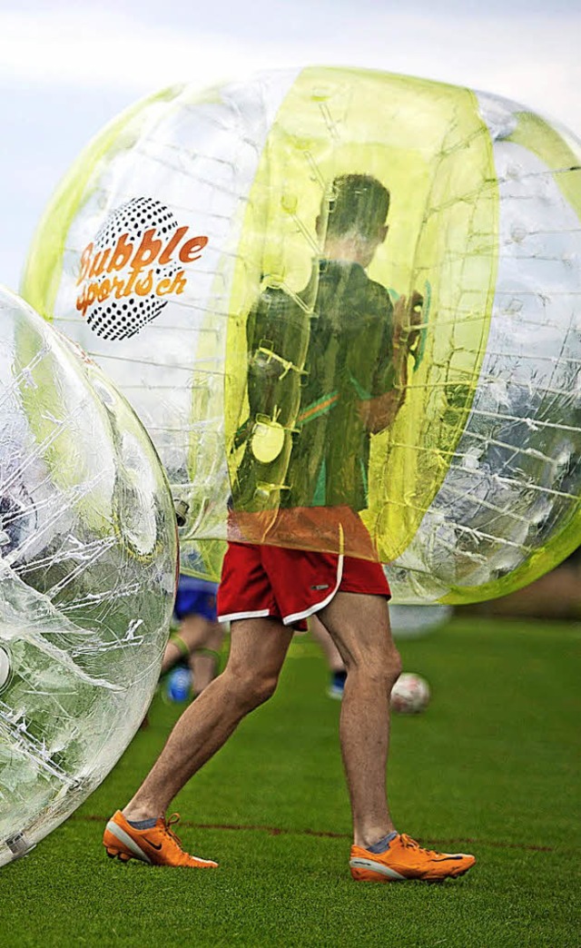 Fuball mal ganz anders: Am Mittwoch (... 17 Uhr Bubble-Soccer gespielt werden.  | Foto: Archivbild: urs flueedler (dpa)