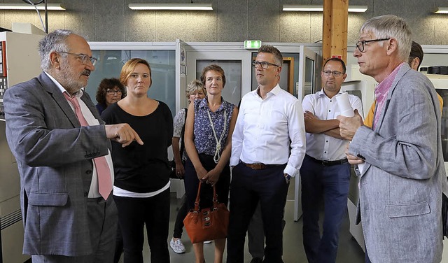 Interessiert folgten die Besucher den Ausfhrungen der Lehrer.  | Foto: WWT