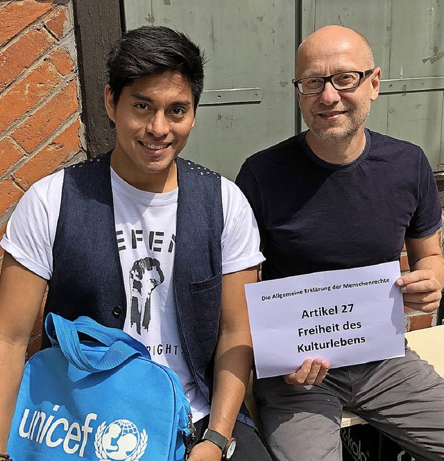 Lukas Langen (li.) befragte Patrick De... Recht auf Freiheit des Kulturlebens.   | Foto: Unicef