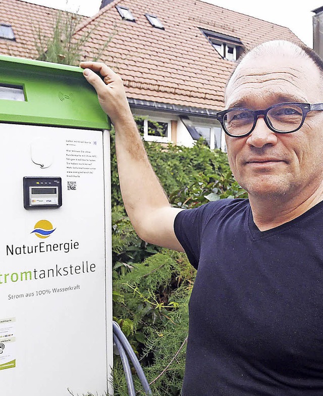 Georg Freidel vor der Ladestation des elektrischen Autos der Stadt beim Rathaus  | Foto: David Rutschmann