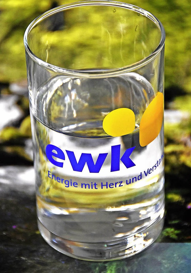 Glasklare Sache: Die EWK kmmert sich ...ersorgung der Brger mit Trinkwasser.   | Foto: Markus Donner