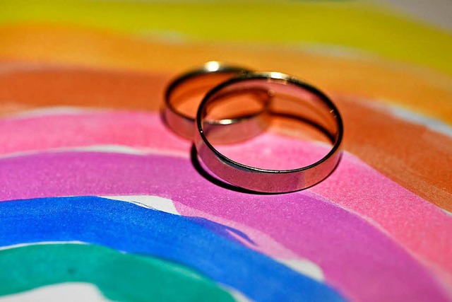 Eheringe auf einer  Regenbogenfahne, dem Symbol der Lesben- und Schwulenbewegung  | Foto: DPA
