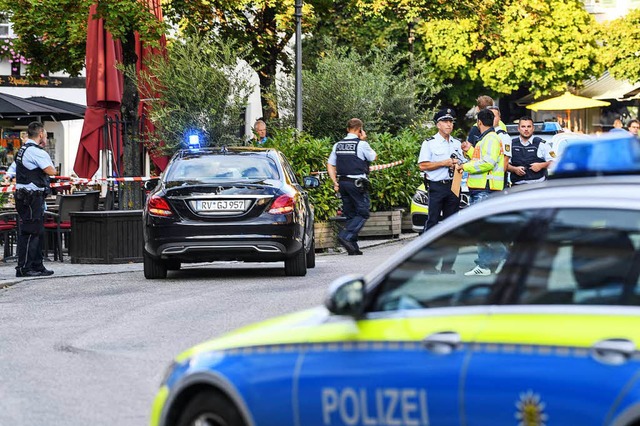 Polizisten stehen am abgesperrten Tatort auf dem Marienplatz in Ravensburg.  | Foto: dpa